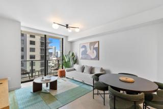 Downtown Luxury Condo - Pool & Gym - 9