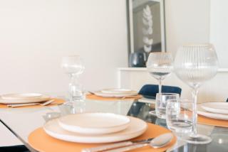 Modern Broadbeach 2BR Apartment - Pet Friendly - 2