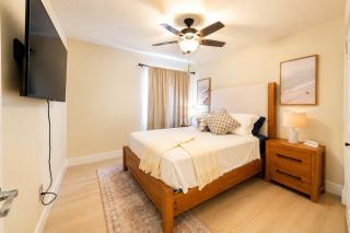 E&A SouthWest Miami Cozy 2BR Apartment with Private Parking - 8