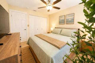 E&A SouthWest Miami Cozy 2BR Apartment with Private Parking - 5