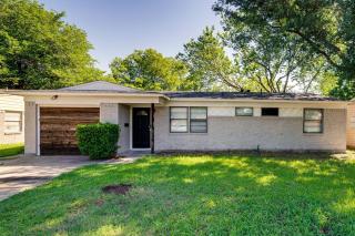 Pet-Friendly Home Near Dallas w/ Private Backyard - 8