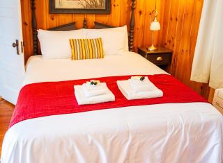 Cottage 5-6 - 2 Bedroom 1 Bath End Unit with Kitchenette Private Courtyard Pet Friendly fee applies - 9