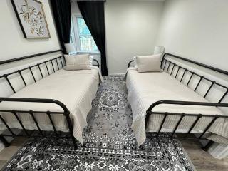 Beautiful 2 BR Cottage in Hamilton - 2