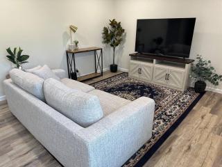 Beautiful 2 BR Cottage in Hamilton - 0
