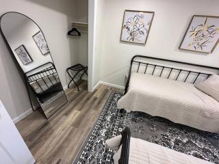 Beautiful 2 BR Cottage in Hamilton - 1