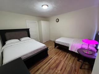 Spacious 3BR Niagara Stay + Backyard - 4
