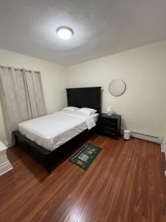 Spacious 3BR Niagara Stay + Backyard - 2