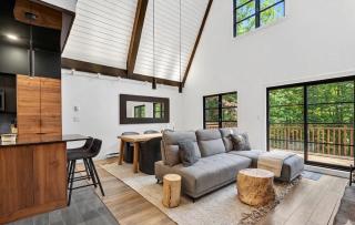 NEW! Ski-in/Out Pedestrian Village + Swimming Pool - 6