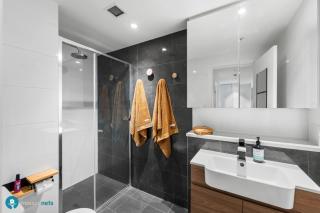 Sky Tower Luxe Retreat Pool & Gym - 4