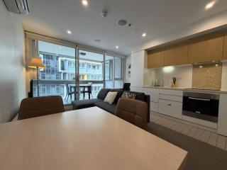 Stylish 2BR CBD Apartment at the Balfours with Free Parking - 3