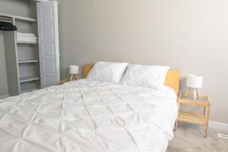 Cozy room with private bathroom minutes to West Edmonton Mall - 9
