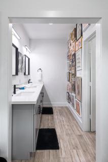 Spacious 3 bedroom influencer house in Houston - 4