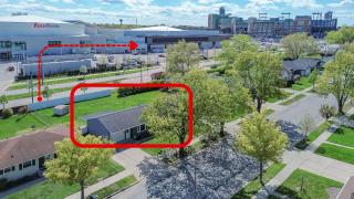 1 Block To Lambeau 3 BR Sleeps 6 Pet-Friendly - 3