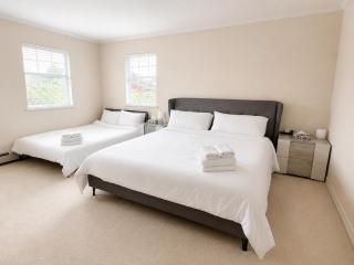 Spacious bedroom with Ensuite Bath near Kitsilano - 9