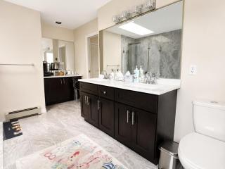 Spacious bedroom with Ensuite Bath near Kitsilano - 5