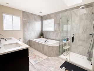 Spacious bedroom with Ensuite Bath near Kitsilano - 4