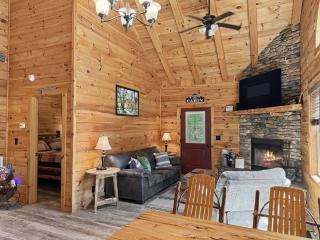Getaway Cabin | Hot tub + Fire Pit + Trail Access - 9