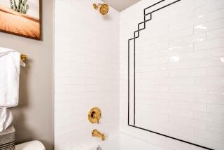 Elevate Your Stay Chic 1-Bed Condo Courtyard - 1