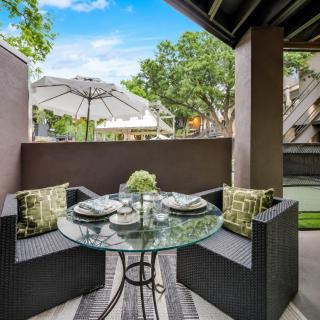 Contemporary Dallas 2BR Condo Patio & Pool - 2