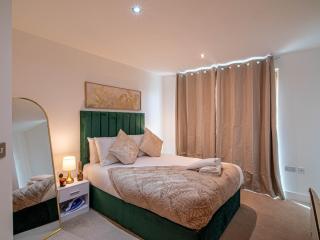 Leeds Dock City View 2 Bed Apartment Balcony - 1