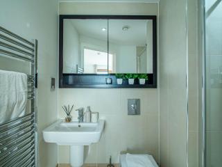 Leeds Dock Apartment 2 Bedrooms Private Balcony - 3