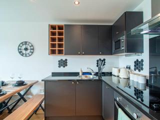 Leeds Dock Apartment 2 Bedrooms Private Balcony - 8