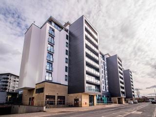 Leeds Dock City View 2 Bed Apartment Balcony - 5
