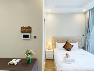Luxury Skyline Studio Apartment Near Korean Embassy at Vinhomes Green Bay Hanoi - 1