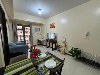 Manila Bay Sunset Suite with Balcony, Fast WiFi, Netflix, Pool, Gym & Sauna, Near MOA, NAIA, PICC & Star City, WFH Ready - 6