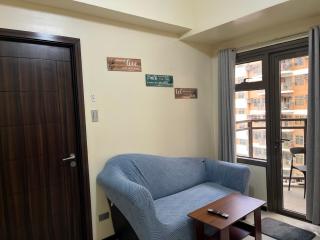Manila Bay Sunset Suite with Balcony, Fast WiFi, Netflix, Pool, Gym & Sauna, Near MOA, NAIA, PICC & Star City, WFH Ready - 7