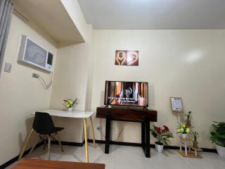 Manila Bay Sunset Suite with Balcony, Fast WiFi, Netflix, Pool, Gym & Sauna, Near MOA, NAIA, PICC & Star City, WFH Ready - 5
