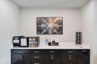 Madison apt with Laundry Pool Gym & Free Parking - 1