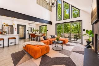 4 BR Lakeside House in Woods - 8