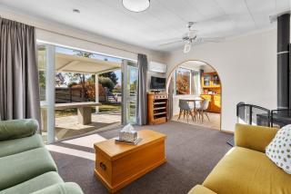 Get Away By The Green - Cromwell Holiday Home - 6