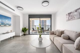 Spacious 4BR w Balcony & Mamad l Bldg Renovation - 0