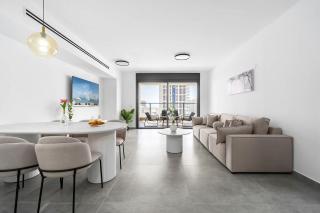 Spacious 4BR w Balcony & Mamad l Bldg Renovation - 5