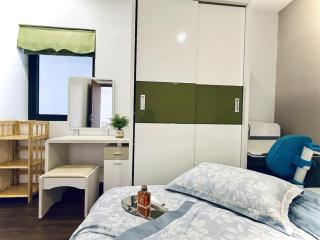 2-Bedroom Apartment, 20th Floor, Balcony, King-Size Bed, Living Room - 7