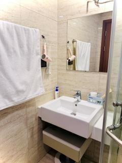 2-Bedroom Apartment, 20th Floor, Balcony, King-Size Bed, Living Room - 4