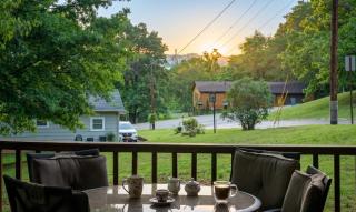 Near U of A - 4BR Mtn Views Pet-friendly - 0