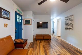 Near U of A - 4BR Mtn Views Pet-friendly - 3