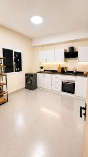 Spacious Luxury 2BR Retreat with 2 Private Gardens - 2