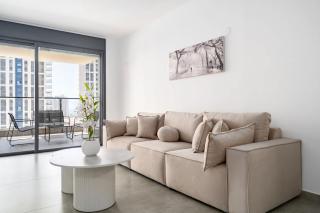 Modern 4BR Apt l Balcony l Mamad l Bldg Renovation - 4