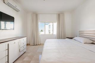 Beachfront, direct beach access - 4