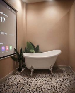Wabi Sabi Saigon Hideout Ben Thanh - Netflix & Bathtub - 3