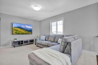 South Edmonton Family Home - 3 king Beds & AC - 7
