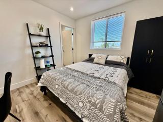 Modern Private Suite and Private Bathroom 4 minutes from USC with Laundry and Fast WiFi included for Long Term Stays - 9