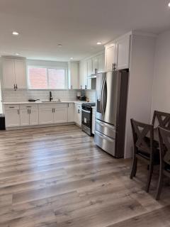 Modern Private Suite and Private Bathroom 4 minutes from USC with Laundry and Fast WiFi included for Long Term Stays - 7