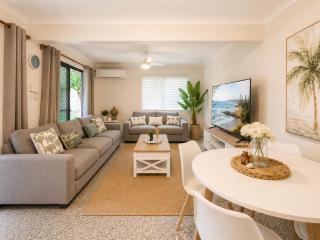 3BR Palm Cove Waters Retreat - Walk to Broadwaters! - 9