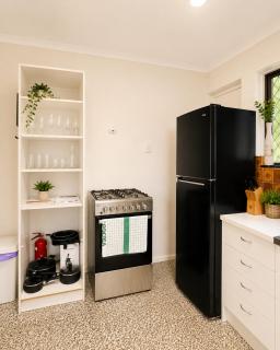 3BR Palm Cove Waters Retreat - Walk to Broadwaters! - 5