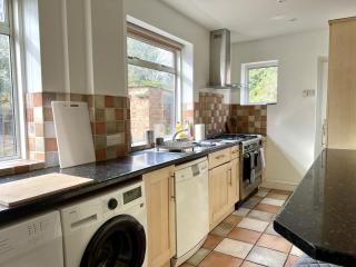 Large Stylish 5 bed Cambridge House - 9